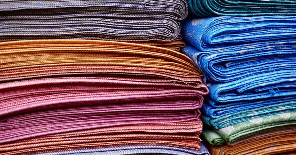 découvrez notre collection élégante de foulards, parfaits pour ajouter une touche de style à n'importe quelle tenue. en soie, laine ou coton, nos foulards sont conçus pour allier confort et esthétique. parcourez nos designs uniques et trouvez celui qui fera briller votre look !