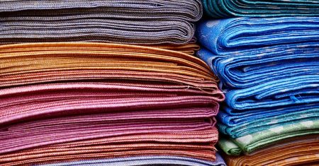 découvrez notre collection élégante de foulards, parfaits pour ajouter une touche de style à n'importe quelle tenue. en soie, laine ou coton, nos foulards sont conçus pour allier confort et esthétique. parcourez nos designs uniques et trouvez celui qui fera briller votre look !