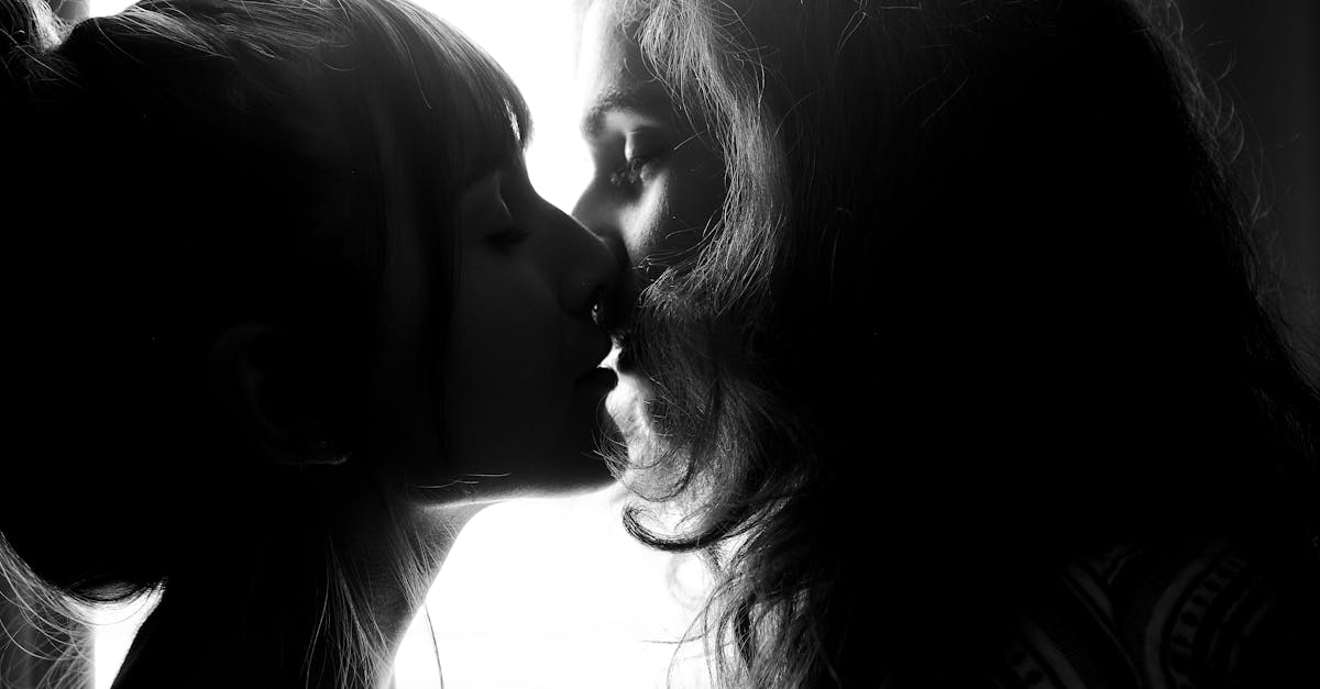 découvrez l'art du baiser sensuel : une expérience intime qui éveillera vos sens et approfondira votre connexion. explorez des conseils et techniques pour créer des moments inoubliables avec votre partenaire.