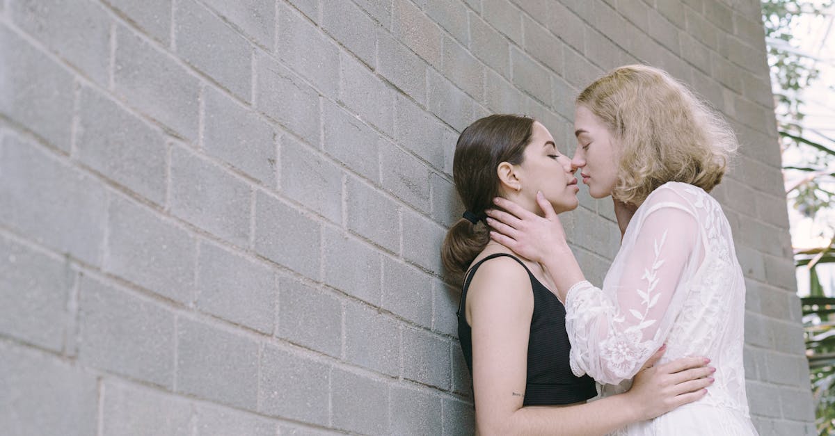 découvrez l'art du baiser sensuel, une expérience intime qui éveille les sens et crée une connexion profonde. plongez dans l'univers des caresses délicates et des émotions brûlantes pour vivre des moments inoubliables.