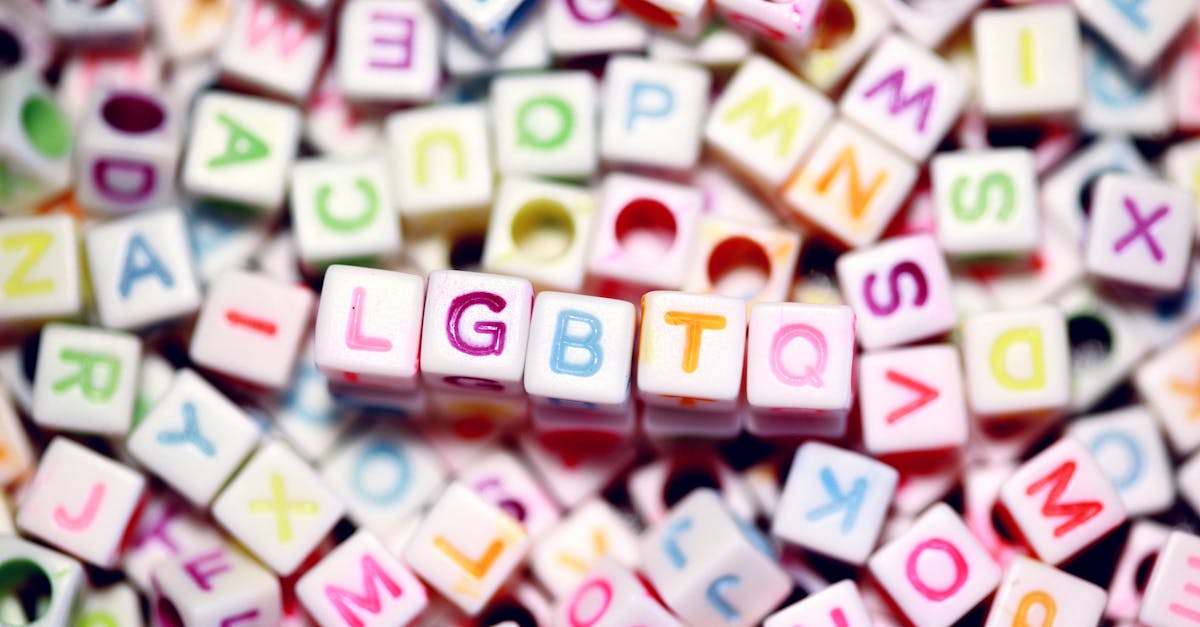 découvrez les différentes orientations sexuelles et leur impact sur l'identité et l'expression personnelle. une exploration des réalités vécues par les individus et l'importance de l'acceptation et de la compréhension dans notre société.