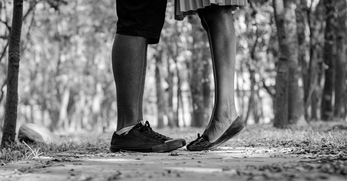 découvrez des méthodes efficaces pour sécher vos chaussures rapidement et en douceur. des astuces pratiques pour préserver la forme et la qualité de vos chaussures tout en les gardant fraîches et confortables.