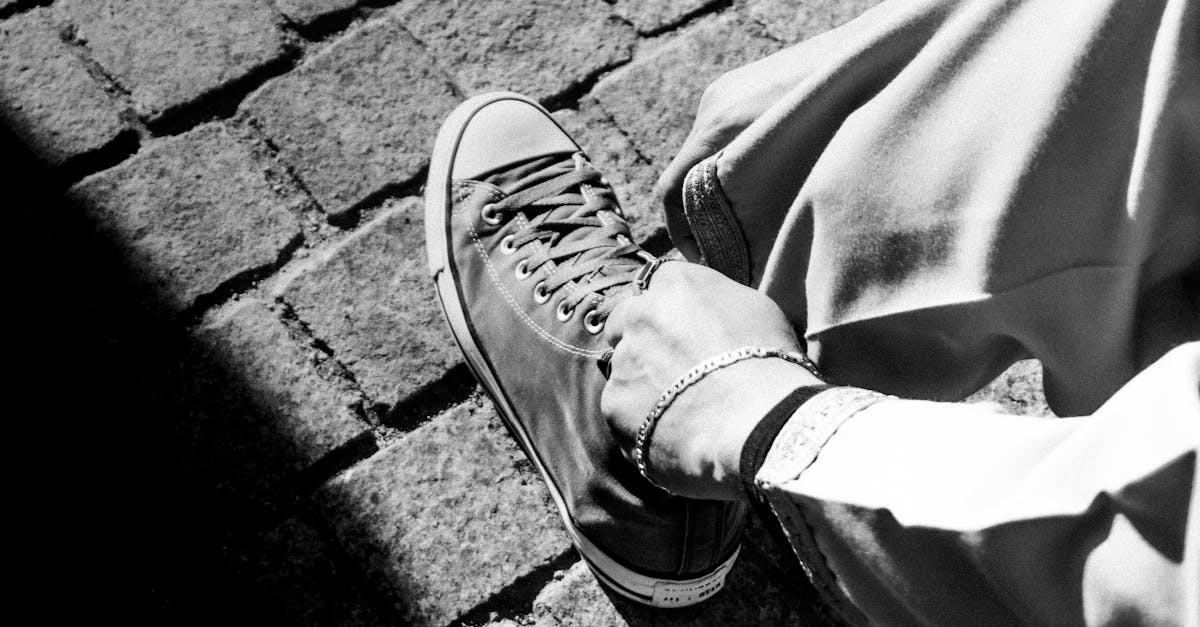 découvrez l'art de laçage des chaussures ! apprenez différentes techniques et styles pour lacer vos chaussures à la perfection, alliant esthétique et confort. que ce soit pour le quotidien ou des occasions spéciales, donnez une nouvelle vie à votre garde-robe.