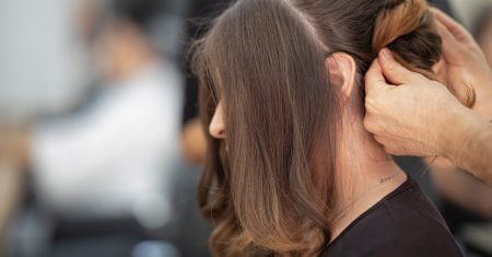 découvrez des idées élégantes et modernes de chignons pour cheveux courts. que ce soit pour une occasion spéciale ou un look quotidien, apprenez comment styliser vos cheveux courts avec des updos tendance et faciles à réaliser.