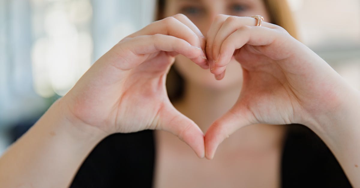 découvrez l'univers fascinant de la langue des signes, un mode de communication riche et visuel qui permet de relier les personnes sourdes et entendantes. apprenez ses bases, son histoire et son importance dans la société moderne.