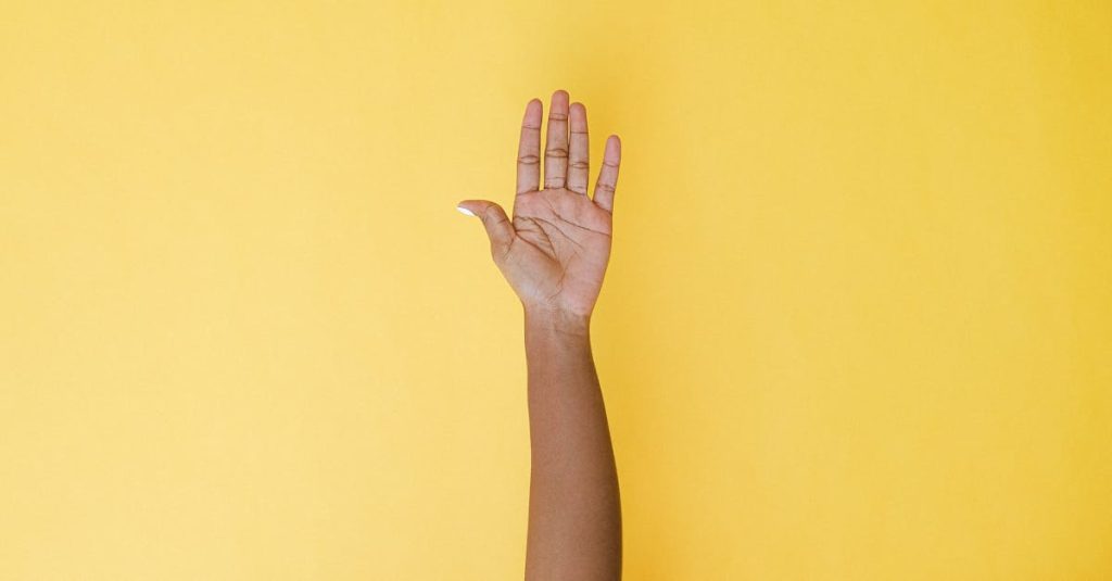 découvrez l'univers fascinant de la langue des signes, un système de communication visuel enrichissant qui permet aux personnes sourdes et malentendantes d'échanger et d'interagir. apprenez les bases, la culture et l'importance de la langue des signes pour favoriser l'inclusion et la compréhension entre tous.