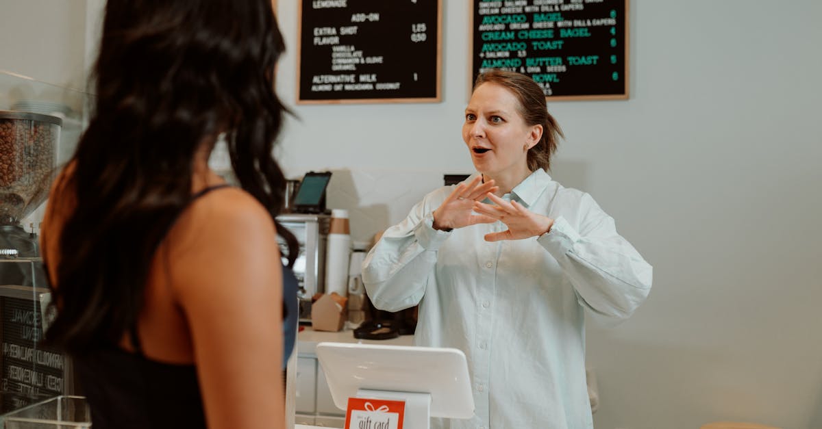 découvrez l'univers fascinant de la langue des signes, un moyen de communication visuel essentiel qui favorise l'inclusion et la compréhension entre les communautés sourdes et entendantes. apprenez les bases, son histoire et son impact culturel.