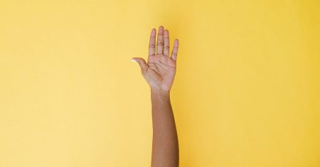 découvrez l'univers fascinant de la langue des signes, un système de communication visuel enrichissant qui permet aux personnes sourdes et malentendantes d'échanger et d'interagir. apprenez les bases, la culture et l'importance de la langue des signes pour favoriser l'inclusion et la compréhension entre tous.