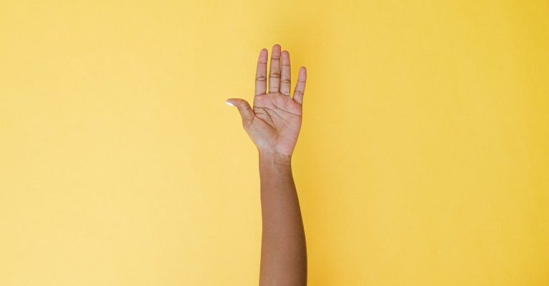 découvrez l'univers fascinant de la langue des signes, un système de communication visuel enrichissant qui permet aux personnes sourdes et malentendantes d'échanger et d'interagir. apprenez les bases, la culture et l'importance de la langue des signes pour favoriser l'inclusion et la compréhension entre tous.