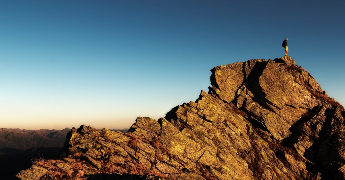 découvrez comment calculer la hauteur d'un triangle et son importance dans la géométrie. apprenez les méthodes et formules pour déterminer facilement la hauteur d'un triangle à partir de ses côtés ou de sa base.