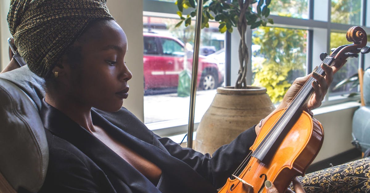 découvrez l'art du croquis de violon, une fusion harmonieuse entre la musique et le dessin. explorez des techniques de croquis uniques qui capturent l'élégance et la complexité de cet instrument intemporel. que vous soyez débutant ou artiste confirmé, laissez libre cours à votre créativité avec nos conseils et tutoriels.