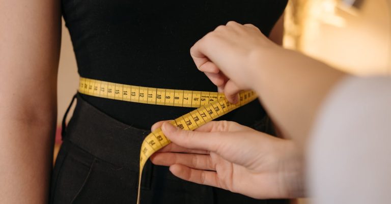 découvrez comment mesurer votre taille avec précision pour des vêtements parfaitement ajustés. suivez nos conseils simples pour obtenir des mesures exactes de votre taille et choisir des vêtements qui mettent en valeur votre silhouette.