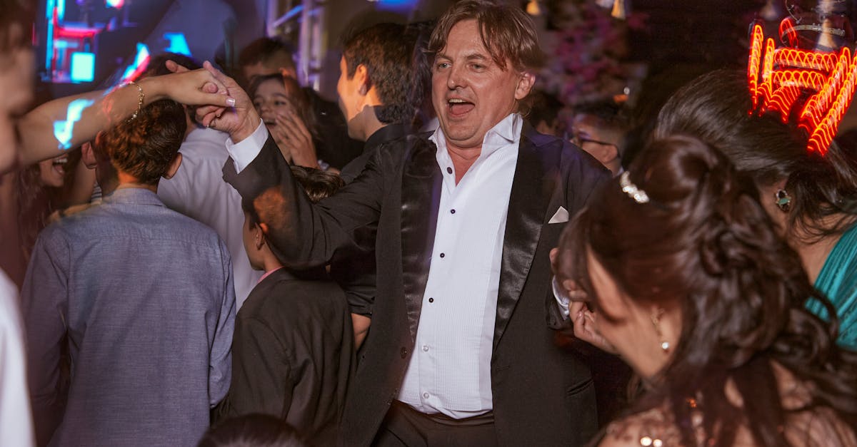 découvrez l'art envoûtant de la valse, cette danse élégante et gracieuse qui enchante les soirées. apprenez ses pas, son histoire et profitez des conseils pour maîtriser cette danse intemporelle.