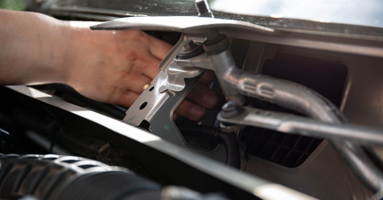 découvrez comment remplacer facilement les essuie-glaces de votre véhicule pour assurer une visibilité optimale par temps de pluie. suivez notre guide pratique et choisissez les meilleures balais d'essuie-glace pour votre sécurité sur la route.