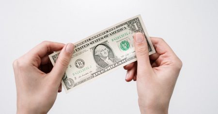 découvrez tout ce qu'il faut savoir sur le terme 'bill' : définitions, usages courants en anglais, exemples dans différents contextes, et différences avec la facture en français.