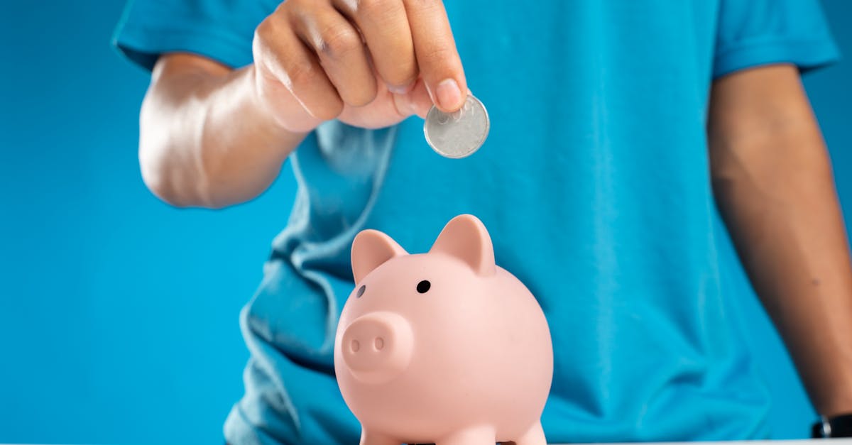 découvrez tout ce qu'il faut savoir sur le dépôt d'espèces : définition, procédure, avantages et précautions pour déposer de l'argent liquide en toute sécurité sur votre compte bancaire.