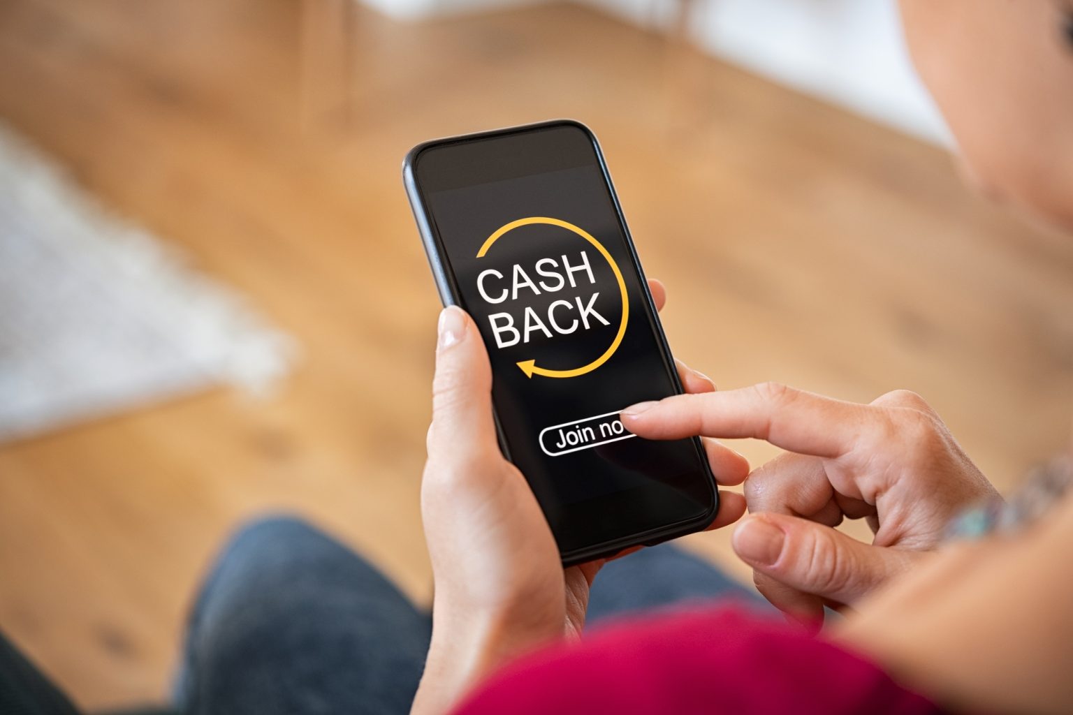 Bonus et Cashback en Ligne : L’Art Secret de Transformer Vos Pertes en Gains Woman using cashback app on phone