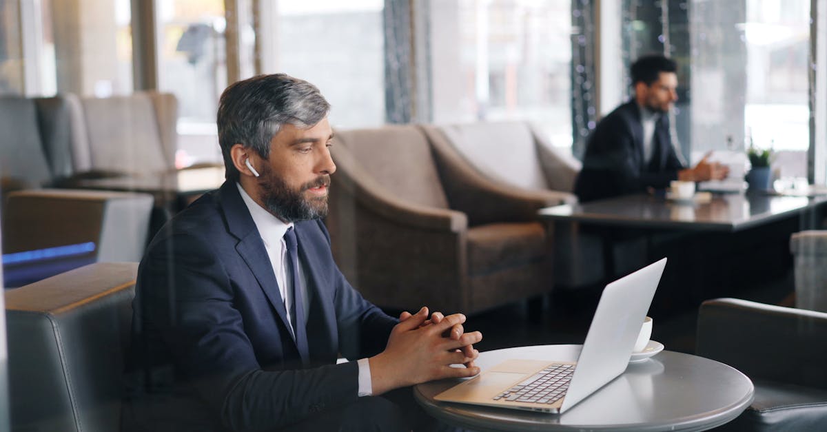 découvrez nos meilleurs conseils pour réussir vos appels vidéo : préparation, éclairage, posture et astuces pour des échanges virtuels professionnels et efficaces.