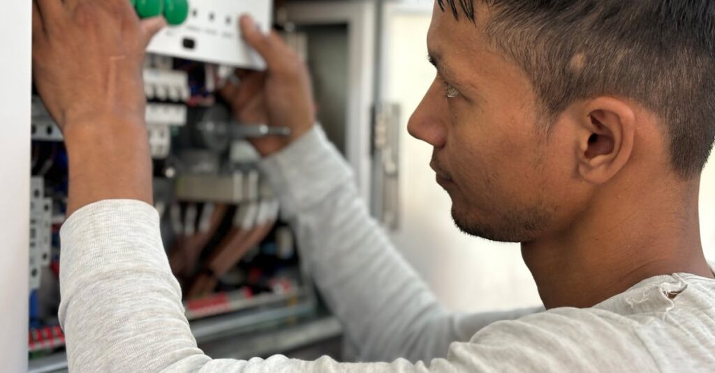 découvrez le fonctionnement des disjoncteurs (circuit breakers), leurs types, rôles essentiels dans la protection électrique des installations, ainsi que les conseils pour bien les choisir et installer en toute sécurité.