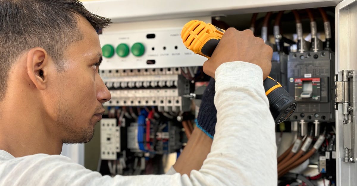 découvrez le rôle crucial du circuit breaker dans la protection des systèmes électriques : définition, fonctionnement, types et avantages pour la sécurité de vos installations.