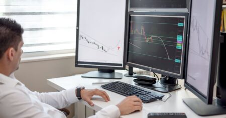 découvrez le multi-screen : la solution efficace pour gérer plusieurs écrans simultanément, améliorer votre productivité et optimiser votre espace de travail grâce à une gestion centralisée et intuitive.