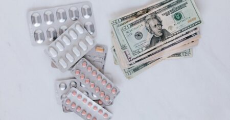 découvrez tout ce qu'il faut savoir sur le coût de l'assurance santé : facteurs d'influence, comparatifs et astuces pour trouver la meilleure couverture adaptée à votre budget.