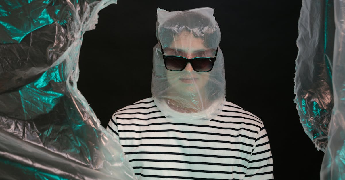 découvrez les impacts de la surconsommation sur l'environnement et l'économie, ainsi que des solutions pour adopter un mode de vie plus durable.