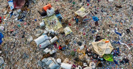 découvrez les impacts de la surconsommation sur l'environnement et la société, et explorez des solutions pour adopter un mode de vie plus durable.