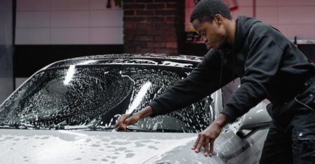 découvrez comment l'utilisation de votre machine à laver influence la consommation d'eau et d'électricité, et apprenez des astuces pour réduire votre impact environnemental tout en économisant sur vos factures.