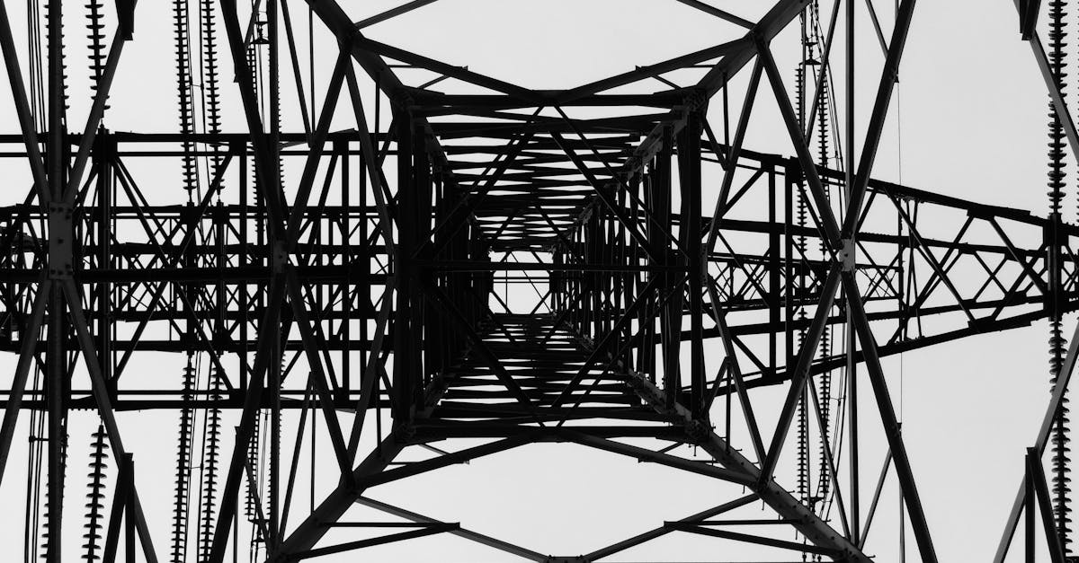 découvrez les causes et les implications des prix négatifs de l'électricité, un phénomène où la production dépasse la demande, impactant le marché énergétique.