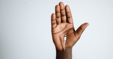 découvrez ce que signifient les prix négatifs de l'électricité, leurs causes et leurs impacts sur le marché de l'énergie.