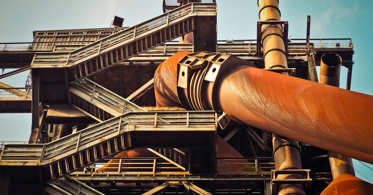 découvrez le fonctionnement d'une centrale thermique, une installation produisant de l'électricité en convertissant la chaleur issue de combustibles en énergie électrique de manière efficace.