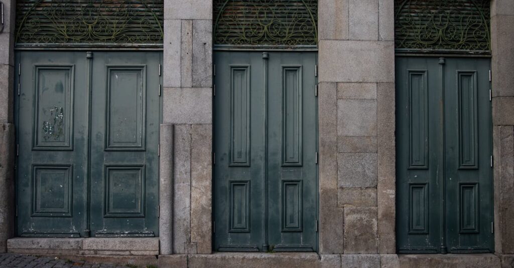 bourrelet d'isolation pour porte : empêche les courants d'air, améliore l'isolation thermique et réduit les nuisances sonores pour un intérieur plus confortable.