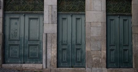 bourrelet d'isolation pour porte : empêche les courants d'air, améliore l'isolation thermique et réduit les nuisances sonores pour un intérieur plus confortable.