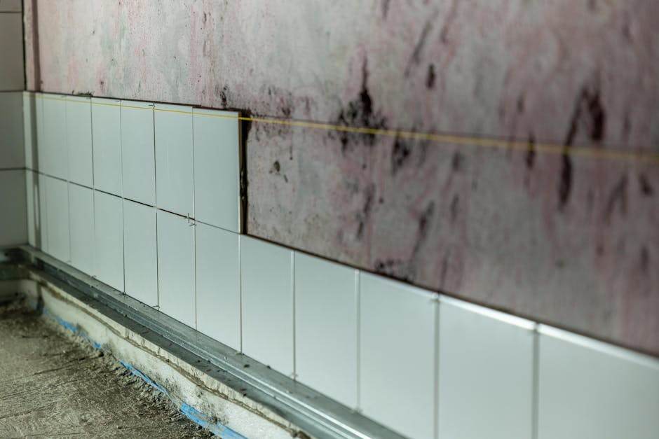 Technicien installant des capteurs connectés pour prévenir une fuite d'eau