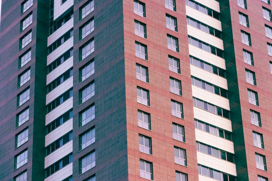 Copropriété résidentielle moderne avec immeuble et parties communes