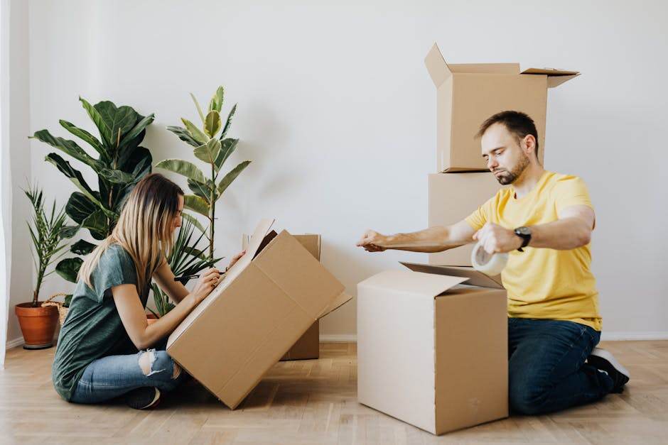 Famille en train de déménager avec cartons dans un intérieur lumineux