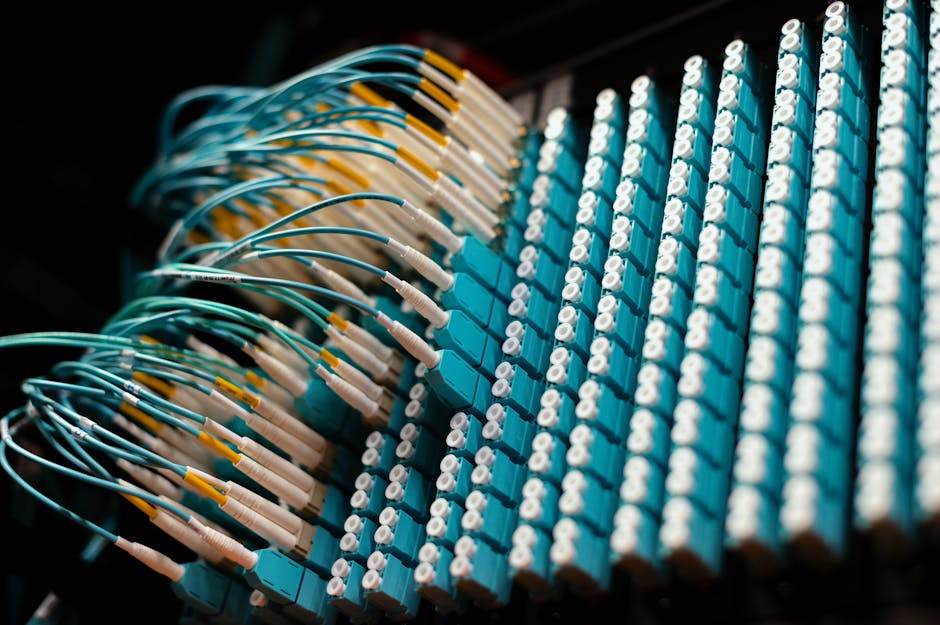 Technicien intervenant sur une chambre télécom de fibre optique