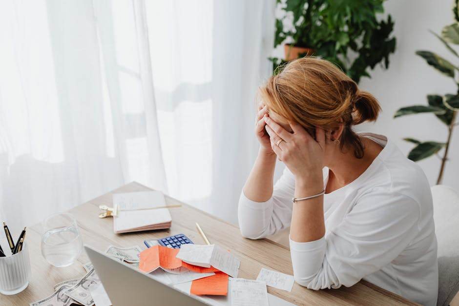 Jeune adulte consultant ses dépenses de santé et sa mutuelle