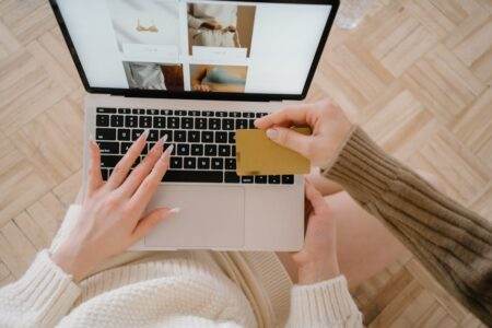 Sabotage de câbles internet : ce que révèlent les coupures, les dégâts et les failles du réseau Person shopping online using a laptop and credit card, highlighting e-commerce convenience.