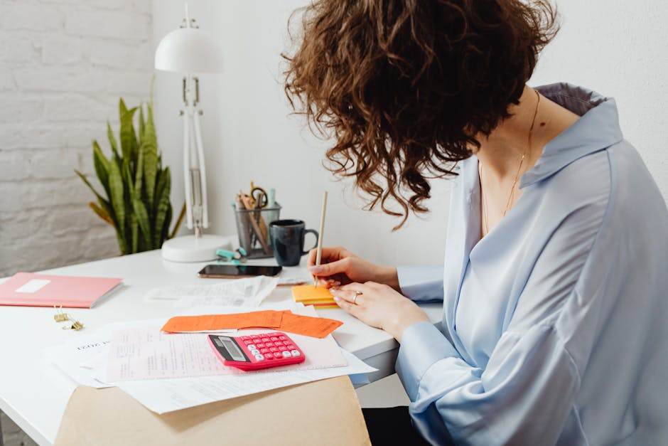 Illustration d’un dossier de prêt immobilier avec calculs financiers et documents bancaires