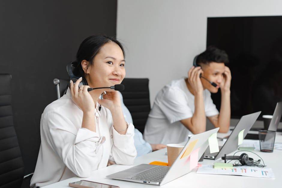 Customer service agent handling insurance claims digitally