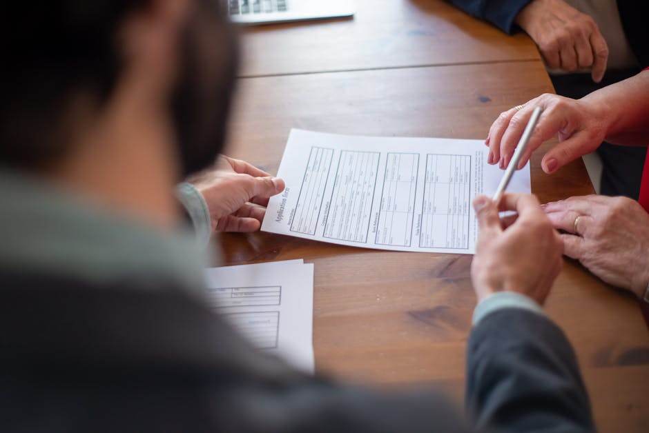 Syndic de copropriété examinant un contrat d'assurance immeuble