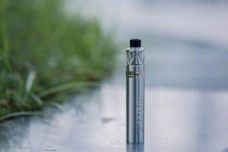Cigarette électronique en été : ce que vous devez vraiment savoir avant vos vacances