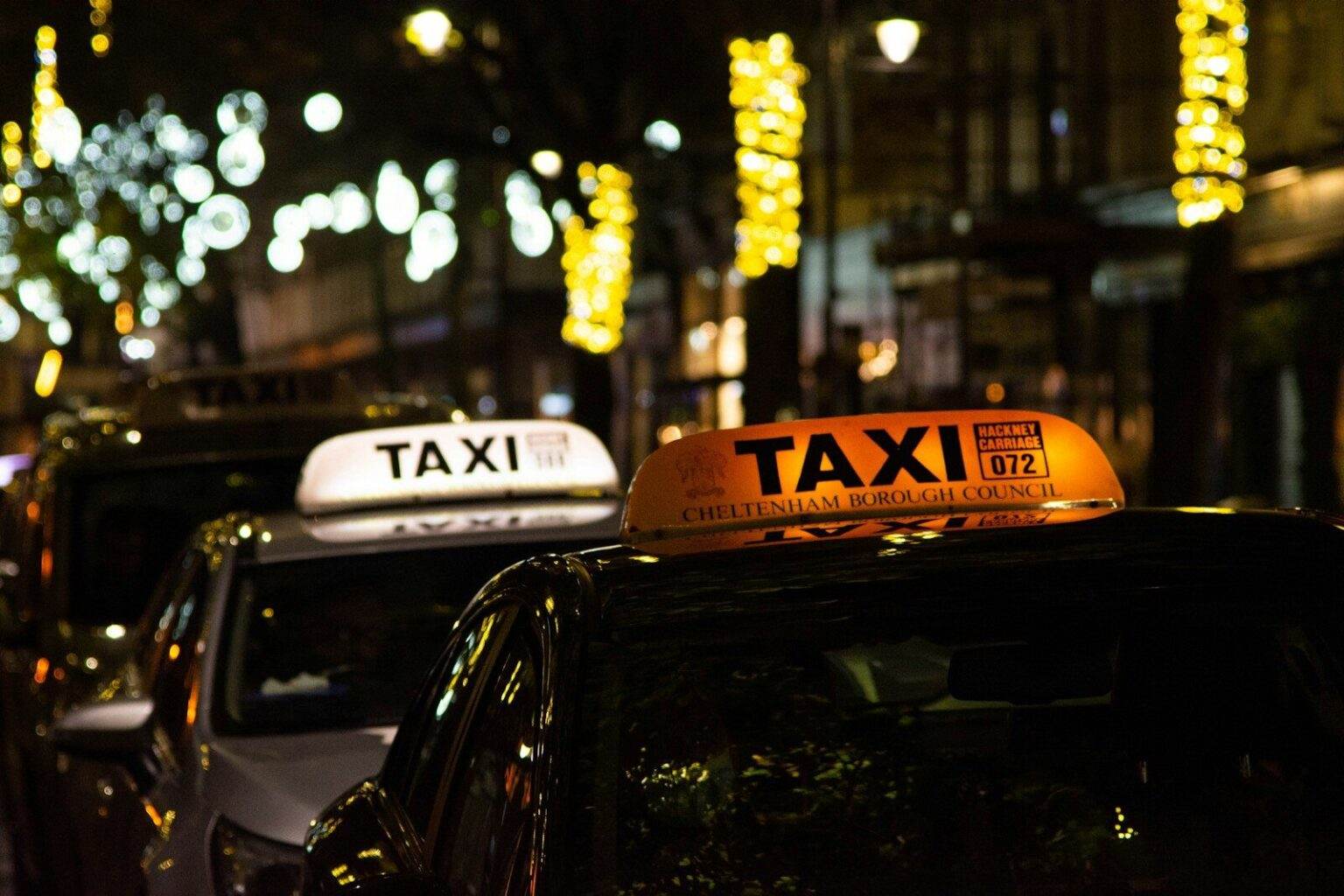 Tarifs taxi à Lille : ce que vous payez vraiment et pourquoi a taxi cab with a taxi sign on top of it
