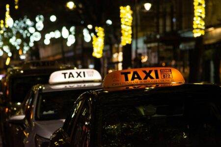 Tarifs taxi à Lille : ce que vous payez vraiment et pourquoi a taxi cab with a taxi sign on top of it