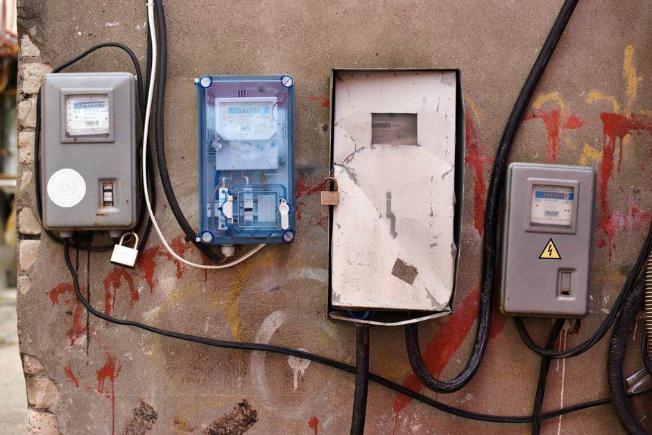 Electricity meter with warning about unpaid bill