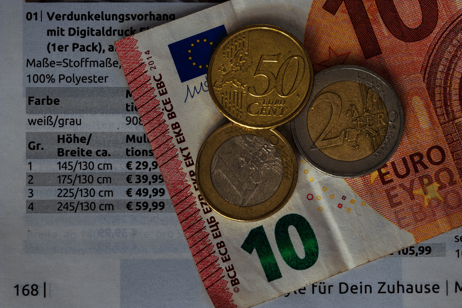 Record historique du prix du gaz en mai 2026 : ce que cela change concrètement pour votre facture Euro coins and bills on a price list, symbolizing finance and economy.