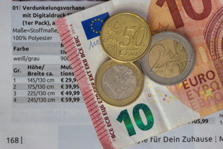 Impact du conflit Iran – Moyen-Orient sur les prix du gaz d’ici 2026 : ce qui attend vraiment les consommateurs européens Euro coins and bills on a price list, symbolizing finance and economy.