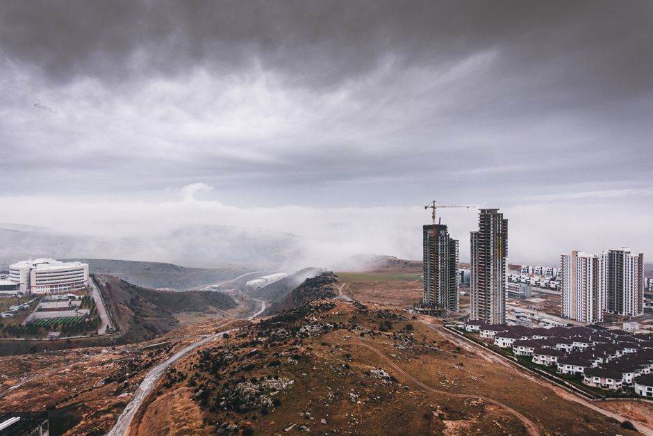 Chantier d'infrastructure géante en haute altitude